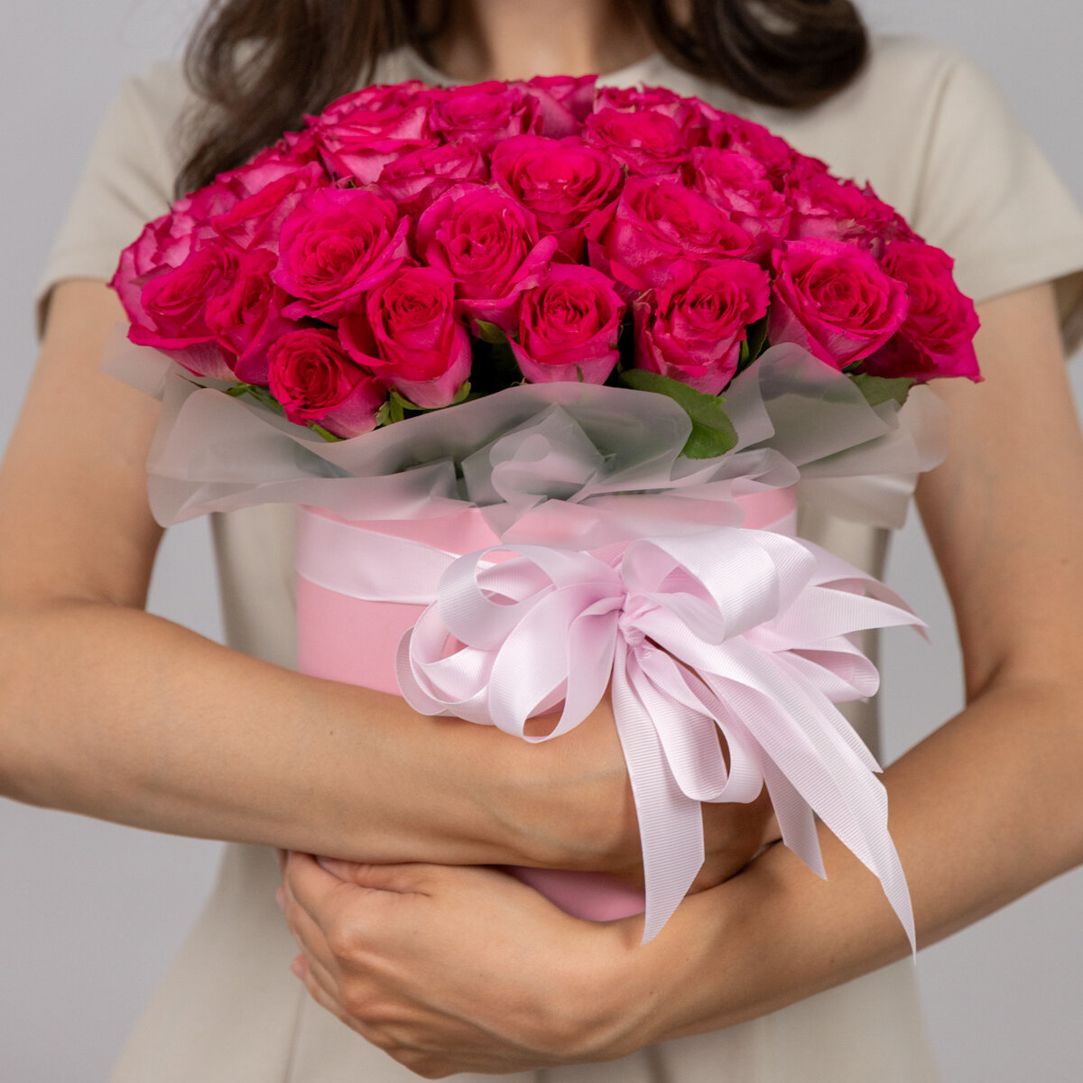 51 малиновая роза Madam Cerise в декоративной коробке