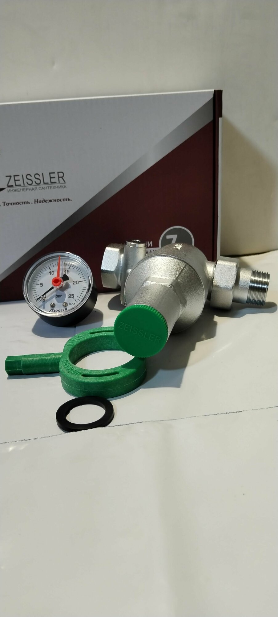 Редуктор давления для систем водоснабжения с манометром 3/4" В-Н ZESSLER