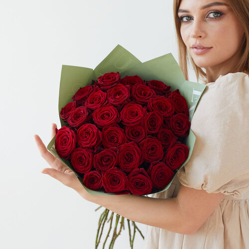 Букет живых цветов красные розы в букете 29 шт.