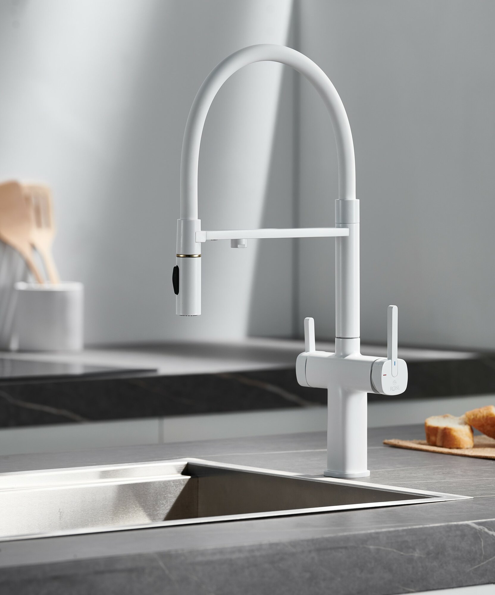 Смеситель для кухни с гибким изливом и подключением фильтра Rose R358C белый