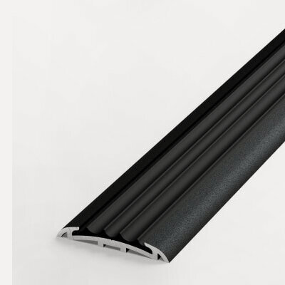 Изображение товара Противоскользящая накладка на ступени Лука ПС08-1, длина 2,7 м, алюминиевая окрас черный 015, вставка из ПВХ черная 470