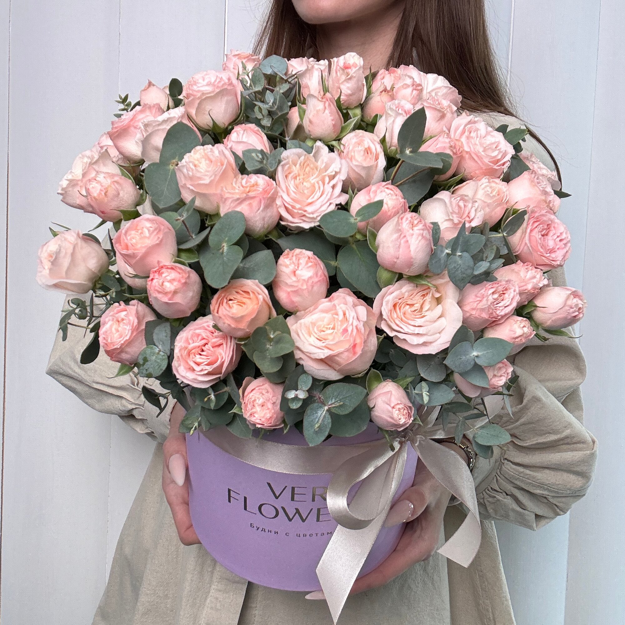 Композиция из пионовидных кустовых роз «Бомбастик» с эвкалиптом. Ver flowers — фото 1
