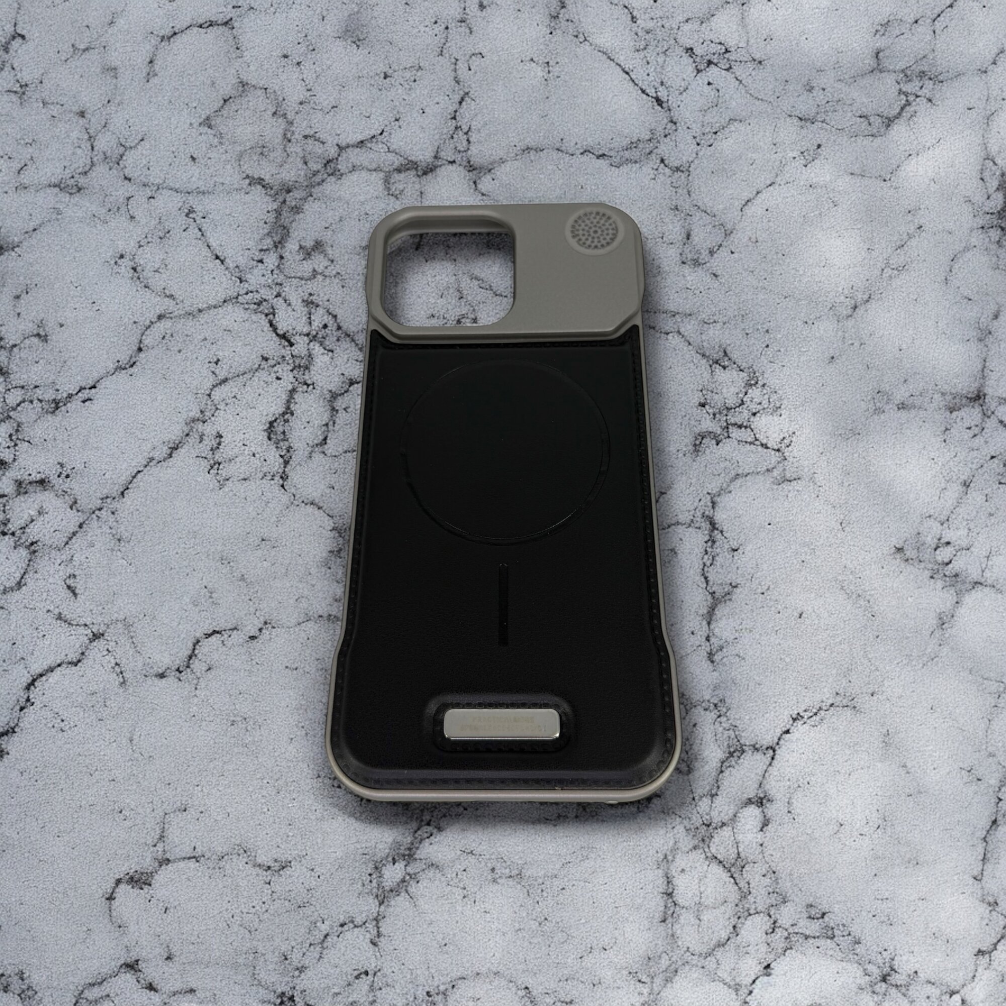 Чехол MetallAroma Silver для iPhone 15 Pro, с ароматической вставкой, MagSafe дизайн, металлический верх, эко-кожа — фото 1