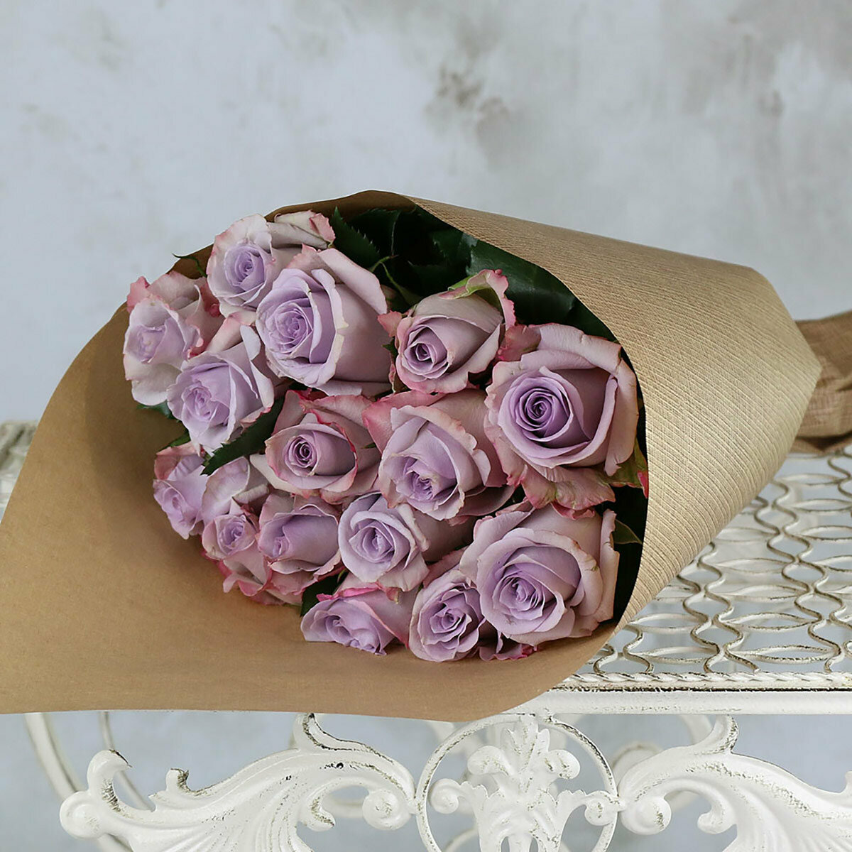 Букет Маркет "Сиреневые розы" 15 шт Кения монобукет в крафт-бумаге