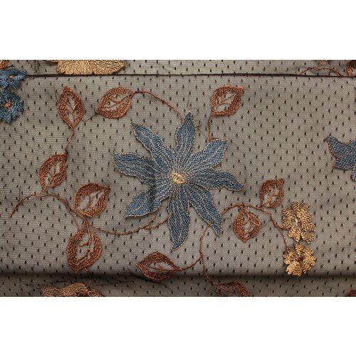 Ткань Вышивка на коричневой сетке голубые и бежево-коричневые цветы, ш120см, 0,5 м вышивка для одежды