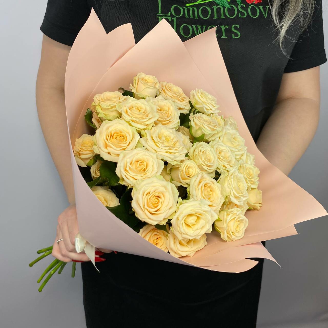 Букет из 9 свежих бежевых кустовых роз 40 см в корейской пленке под ленту