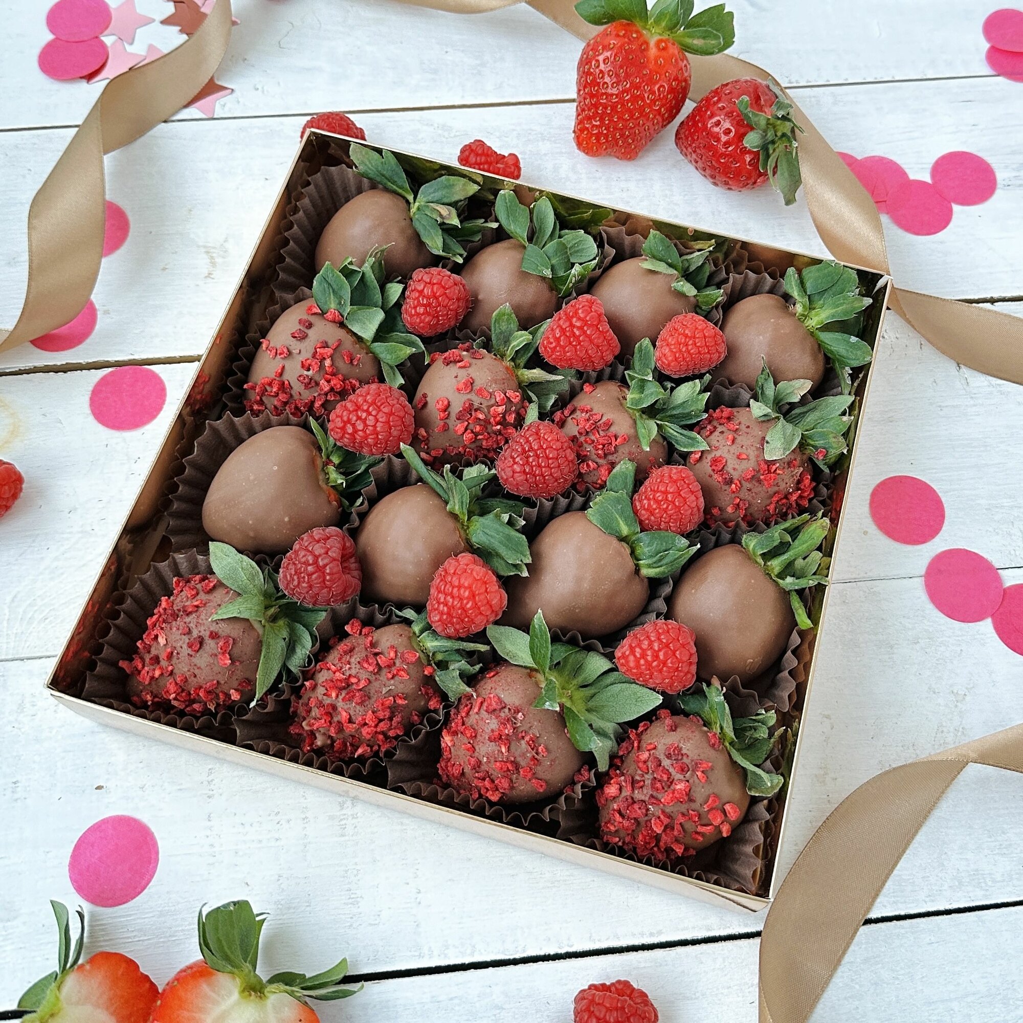 Клубника в шоколаде с ягодами свежей малины