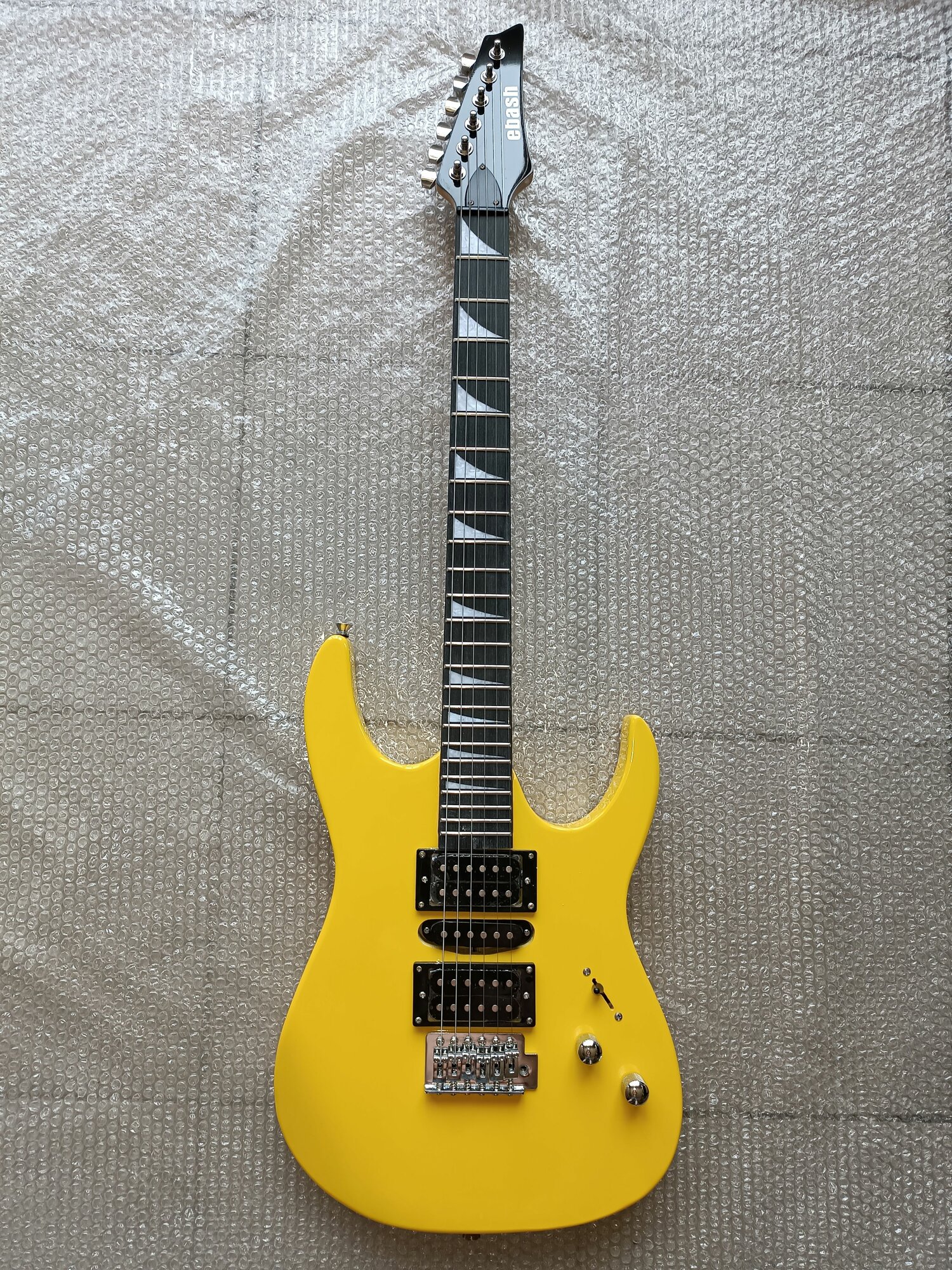 Электрогитара (гитара электрическая) G700 E-BASH желтый