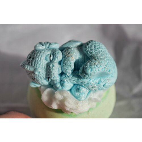 Бомбочка для ванны с мылом-дракон от бренда Пташкины творения голубой/зеленый