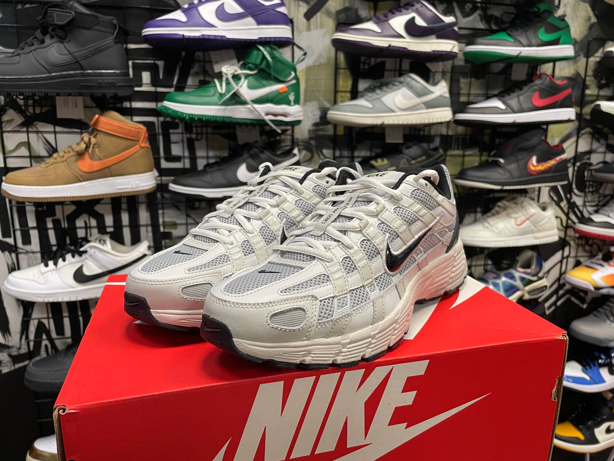 Кроссовки NIKE, размер 43 EU | 27.5 CM | 9.5 US, серый — фото 1