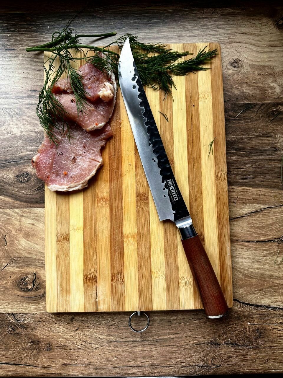 NIHONTO Японский кухонный нож Янагиба (Yanagiba). Профессиональный кованый нож для разделки с односторонней заточкой. Сталь AUS-8. Длина лезвия 268 см.