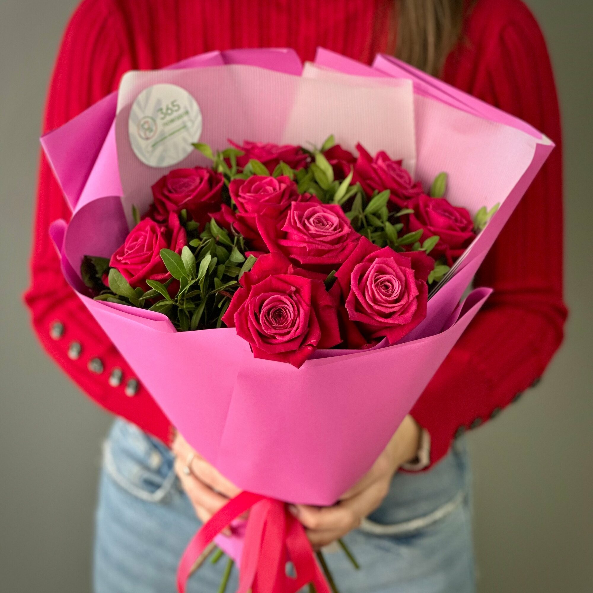 Букет из малиновых роз Пекин в стильной упаковке. «365 Поводов» - живые цветы с доставкой