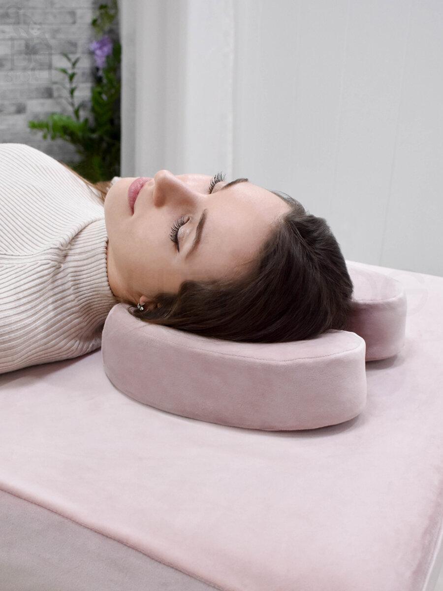 Подушка с памятью косметологическая под шею, подкова рогалик memory foam, для наращивания ресниц, молочный — фото 1