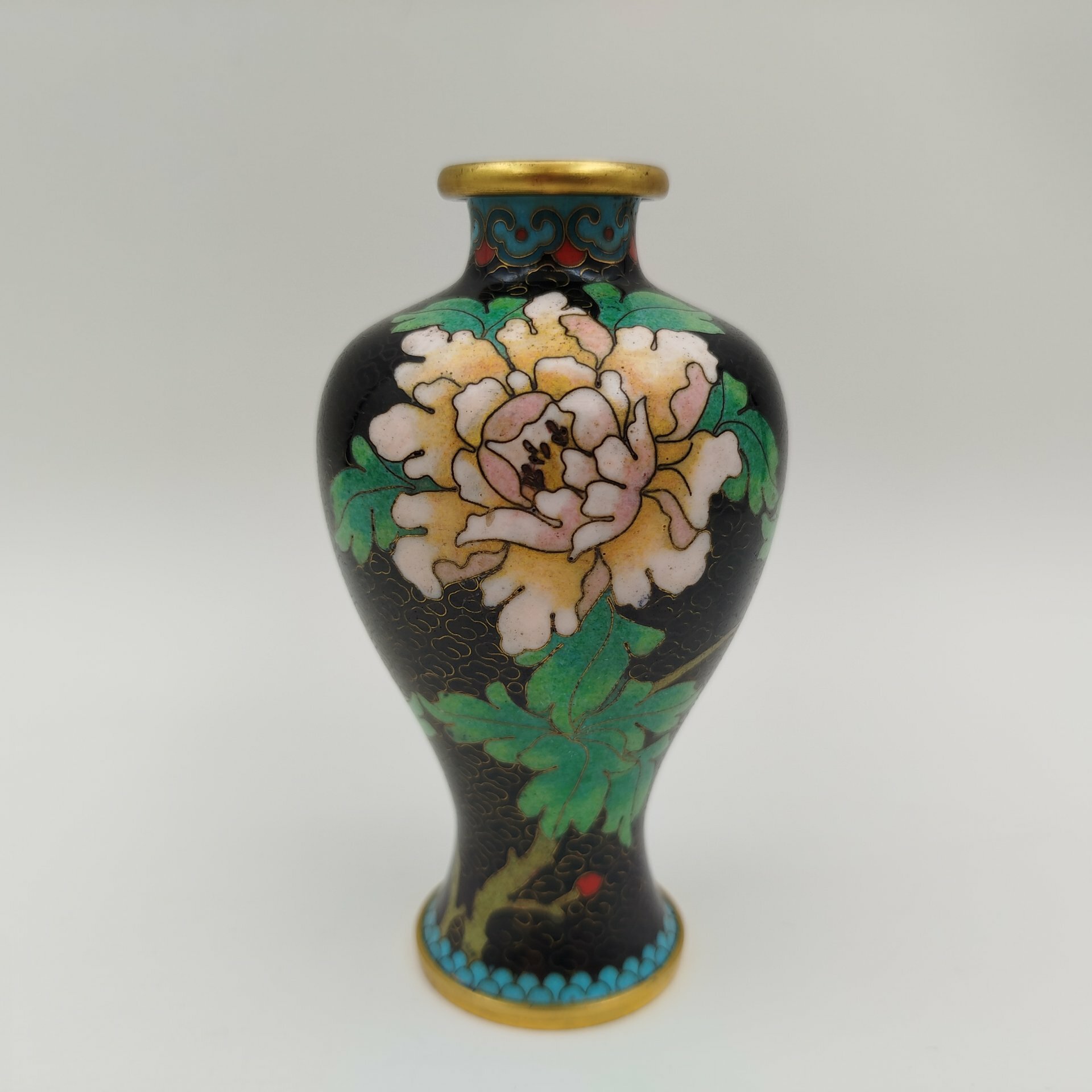 Ваза "Цветущие пионы" на черном облачном фоне, выполненная в технике клуазоне