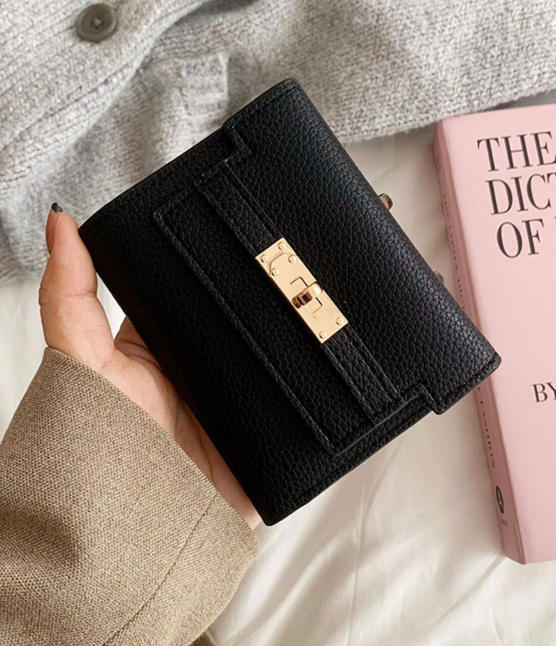 фото Кошелек маленький из эко кожи для хранения карт и денег, коричневого цвета.