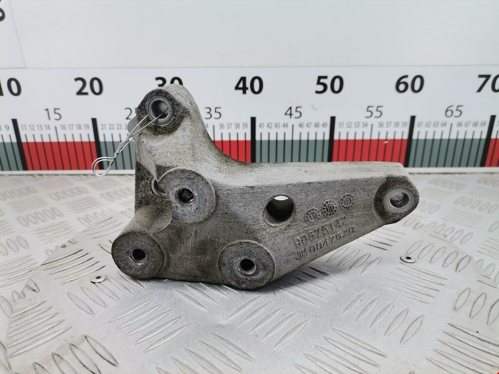 Кронштейн (крепление лапа траверса) кпп Opel Zafira B 90538555 арт. 1975938