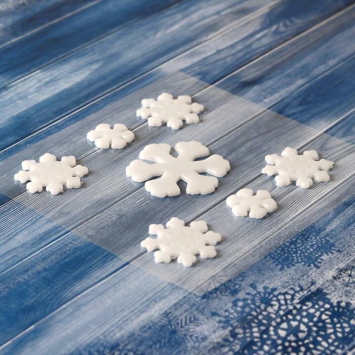 Интерьерные наклейки Зимнее волшебство "Снежинки с блеском", белые, 12,5х12,5 см, 7 шт