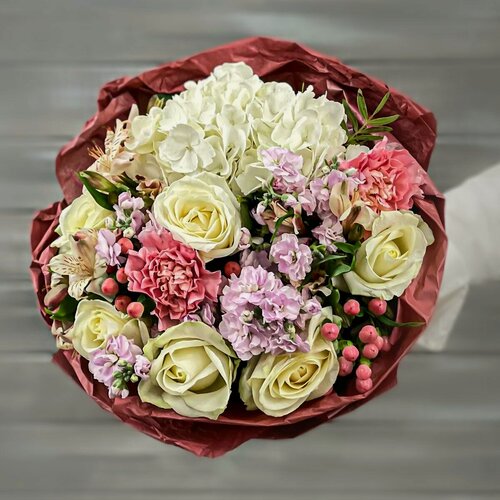 Изображение товара Букет из живых цветов роз, гортензии, альстромерий и маттиол