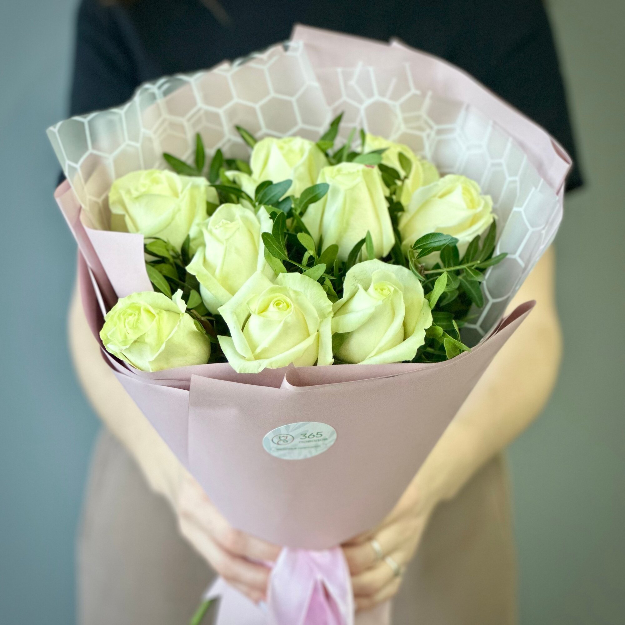 Букет из белых роз Эсмиральда в стильной упаковке. «365 Поводов» - живые цветы с доставкой