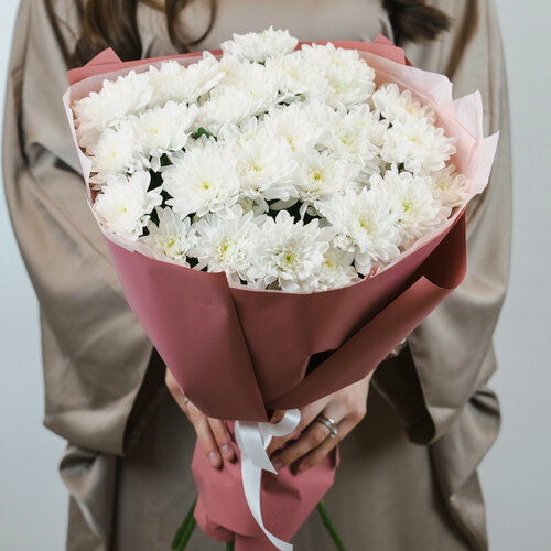 Изображение товара Букет из 7 белых хризантем в упаковке , свежие цветы с доставкой от ИЛ фиоре