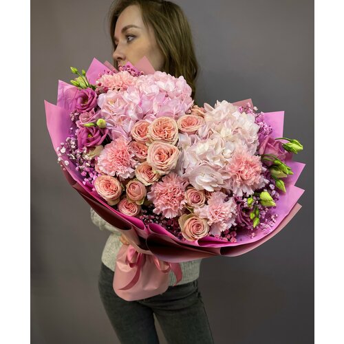 Букет с розовыми Гортензиями, кустовыми Розами и Эустомой