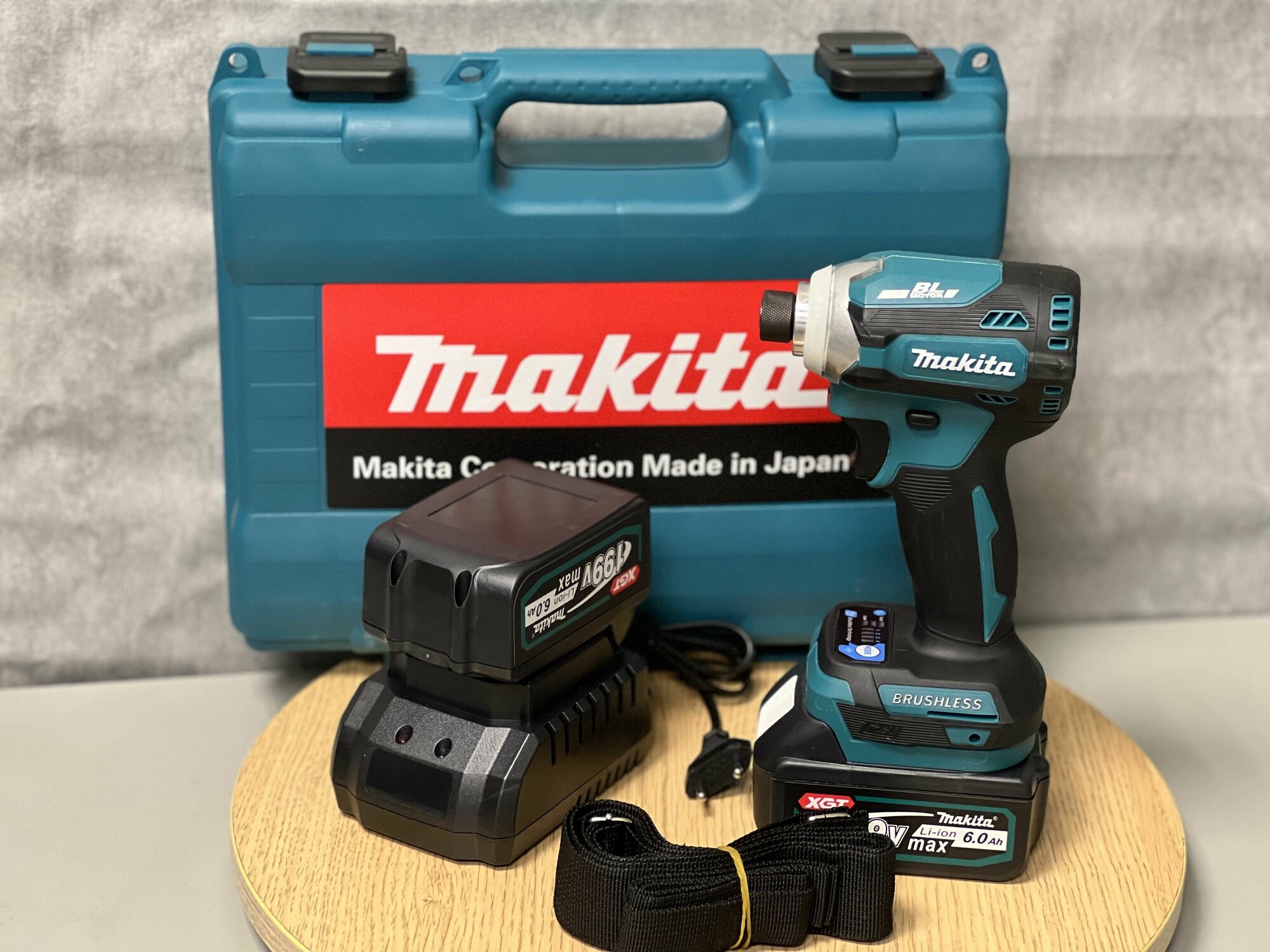 Аккумуляторный бесщеточный ударный винтоверт makita DTD171 18В 300Нм кейс + 2 Li-ion аккумулятора 4Ач 2700 об/мин 2800 уд/мин садовый инструмент