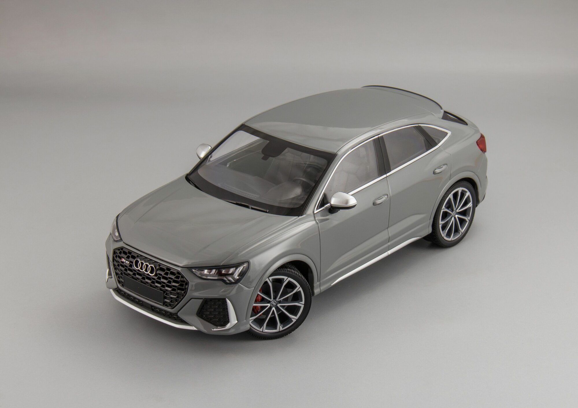 1:18 Audi RSQ3 - 2019, Коллекционная масштабная модель от Minichamps