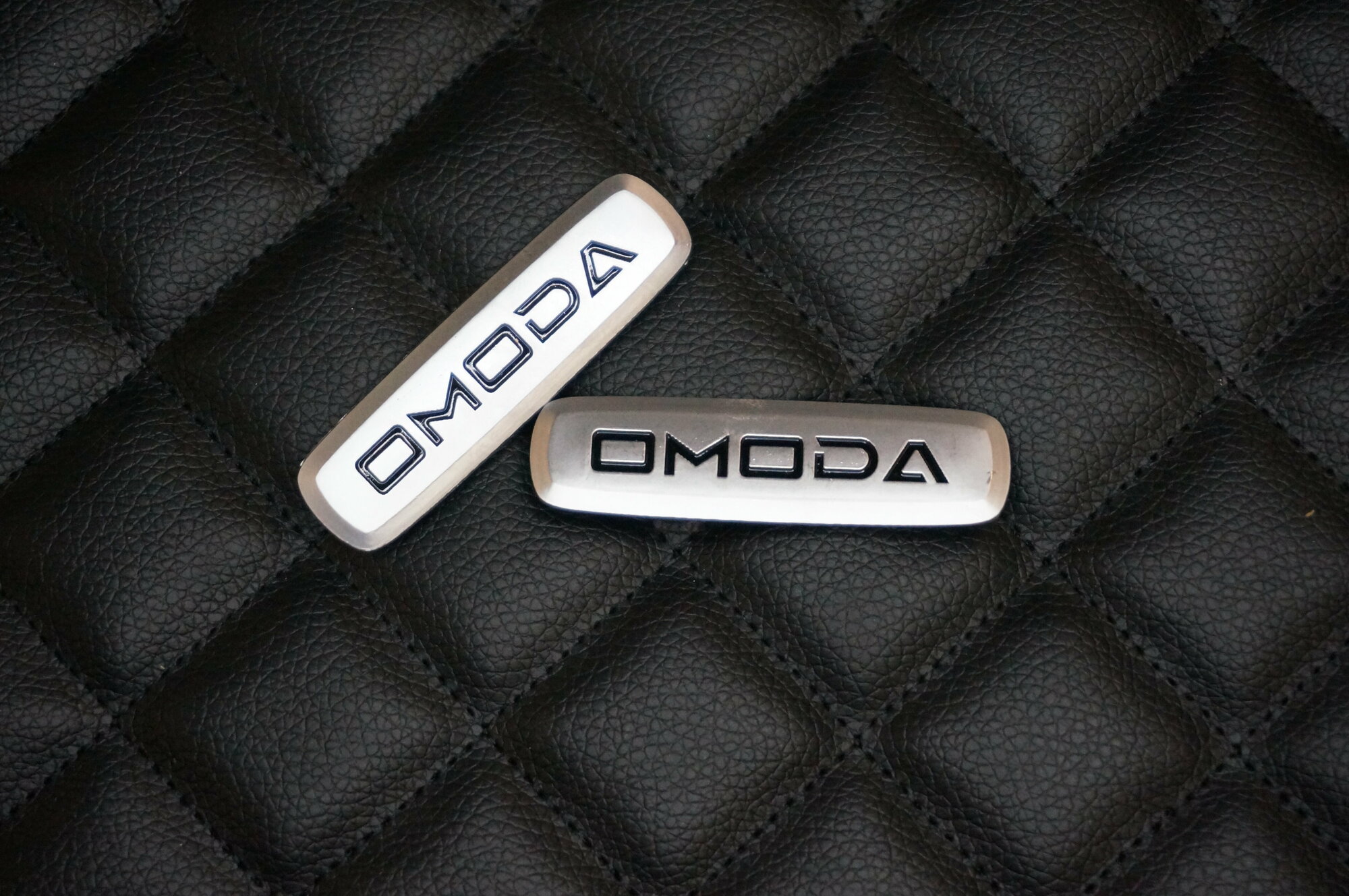 Логотип (шильдик) на автомобильный коврик с маркой автомобиля Omoda / Омода