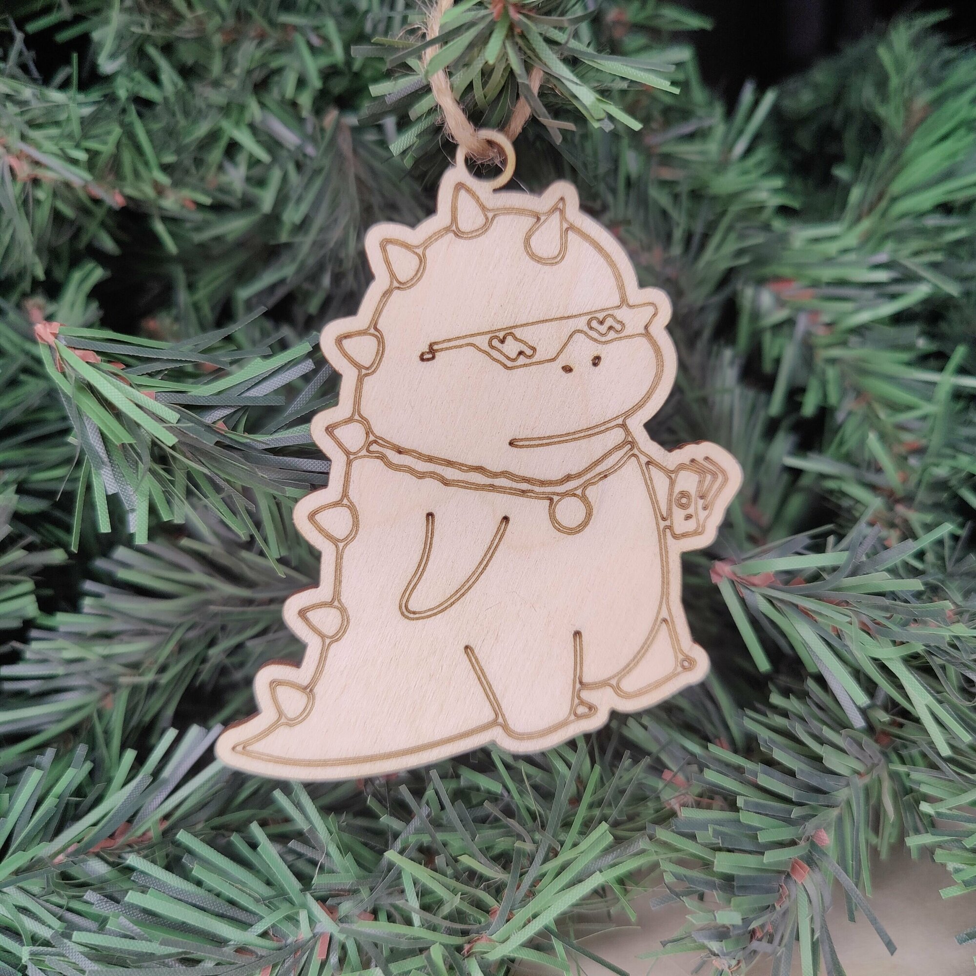 Деревянная елочная игрушка мем "Богатый дракон" 1 штука цвет бежевый