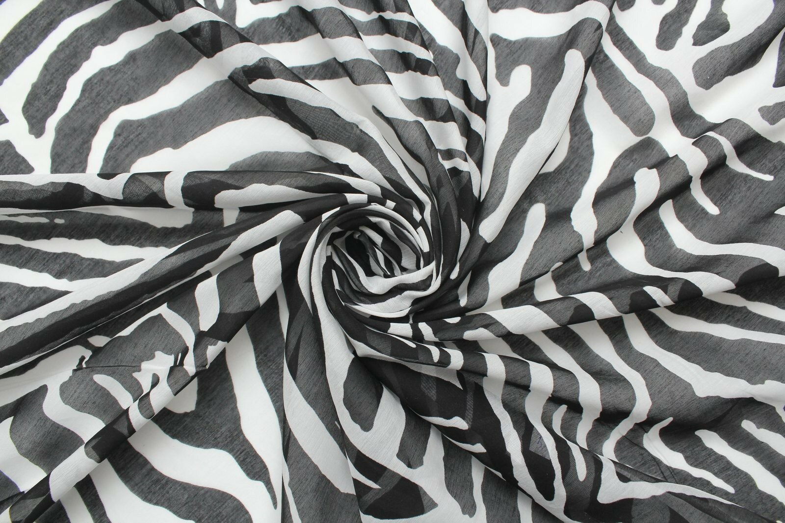 Ткань Шёлк-хлопок-вуаль Covalli чёрно-белая зебра, ш136см, 0,5 м