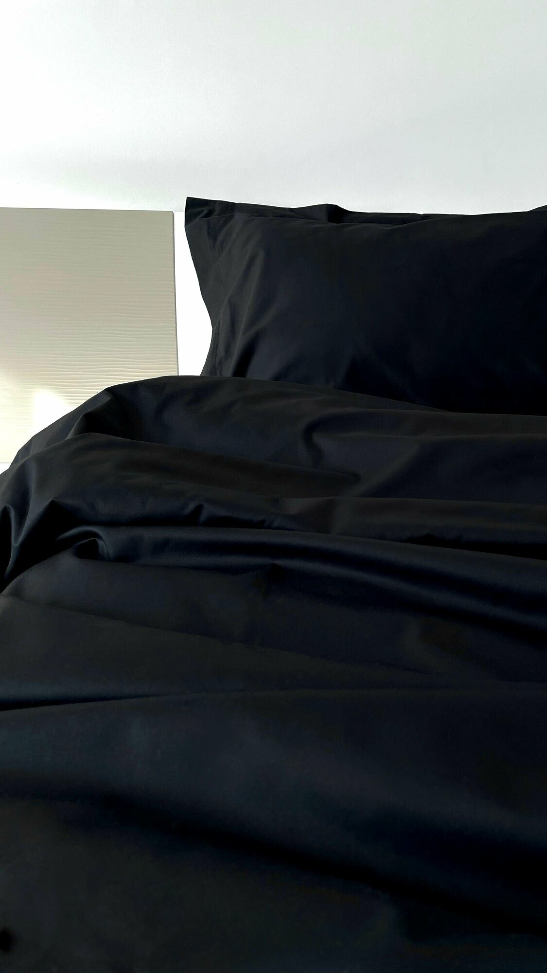 Комплект постельного белья Евро из премиального сатина плотность 300 ТС Black, пододеяльник 220x200, простыня без резинки 240x260, наволочки 50x70