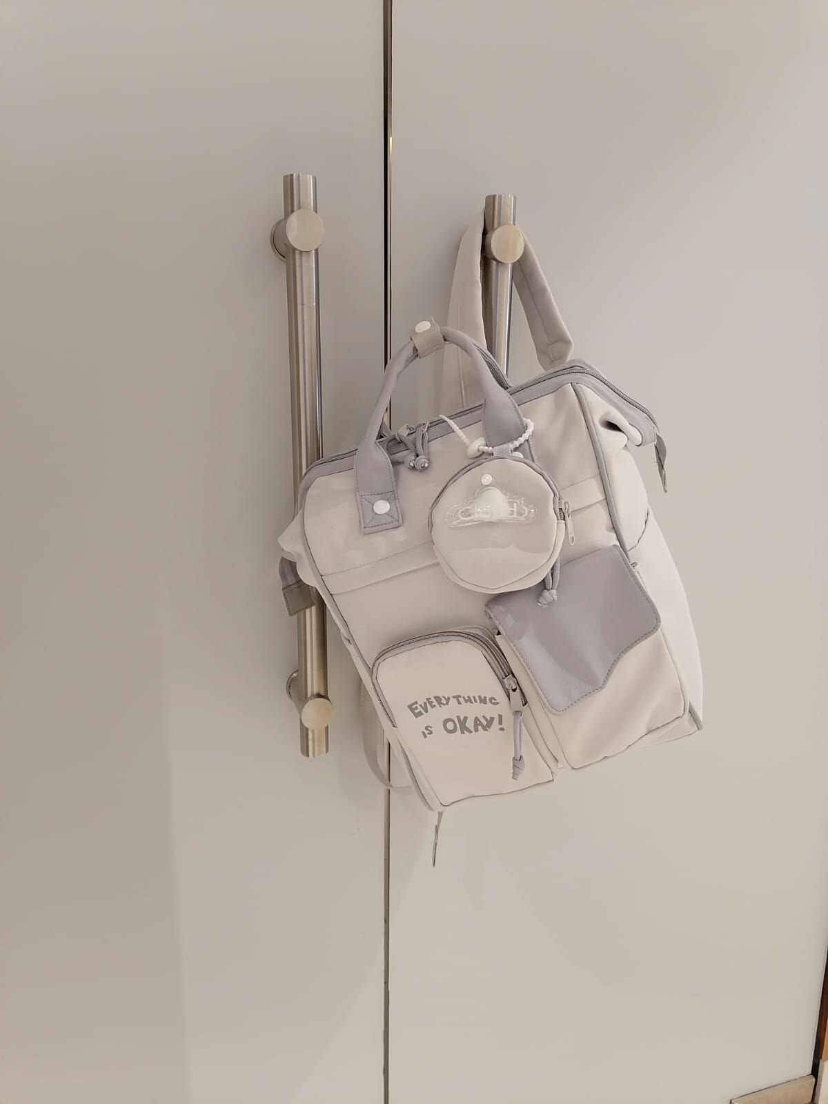 Светло-серый вместительный рюкзак небольшого размера 36х30см