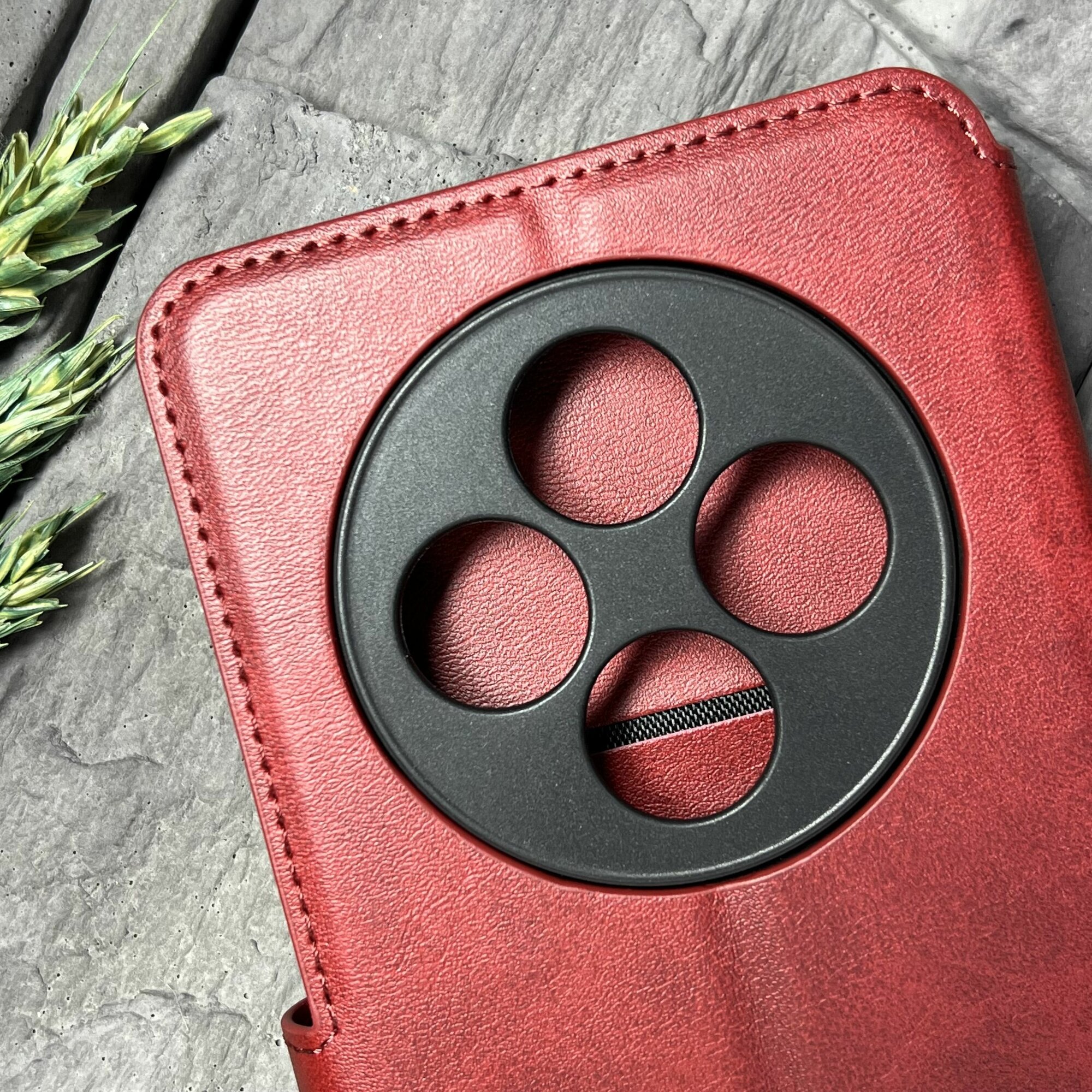 Чехол книжка для Redmi 14C / Poco C75 кожаный с магнитной застежкой (Редми 14Ц / Поко Ц75) с хлястиком, с функцией подставки, красный — фото 1