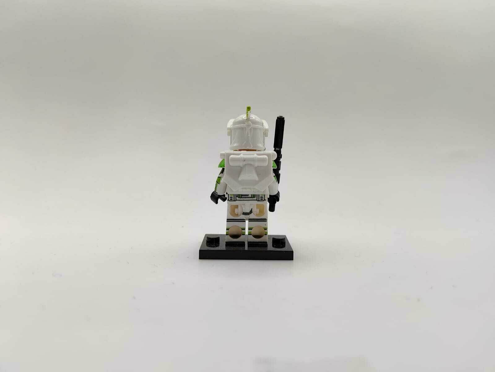 Минифигурка "Медик 698 ударного батальона", фигурка серии "Клоны" Star Wars, совместима с конструкторами Lego — фото 1