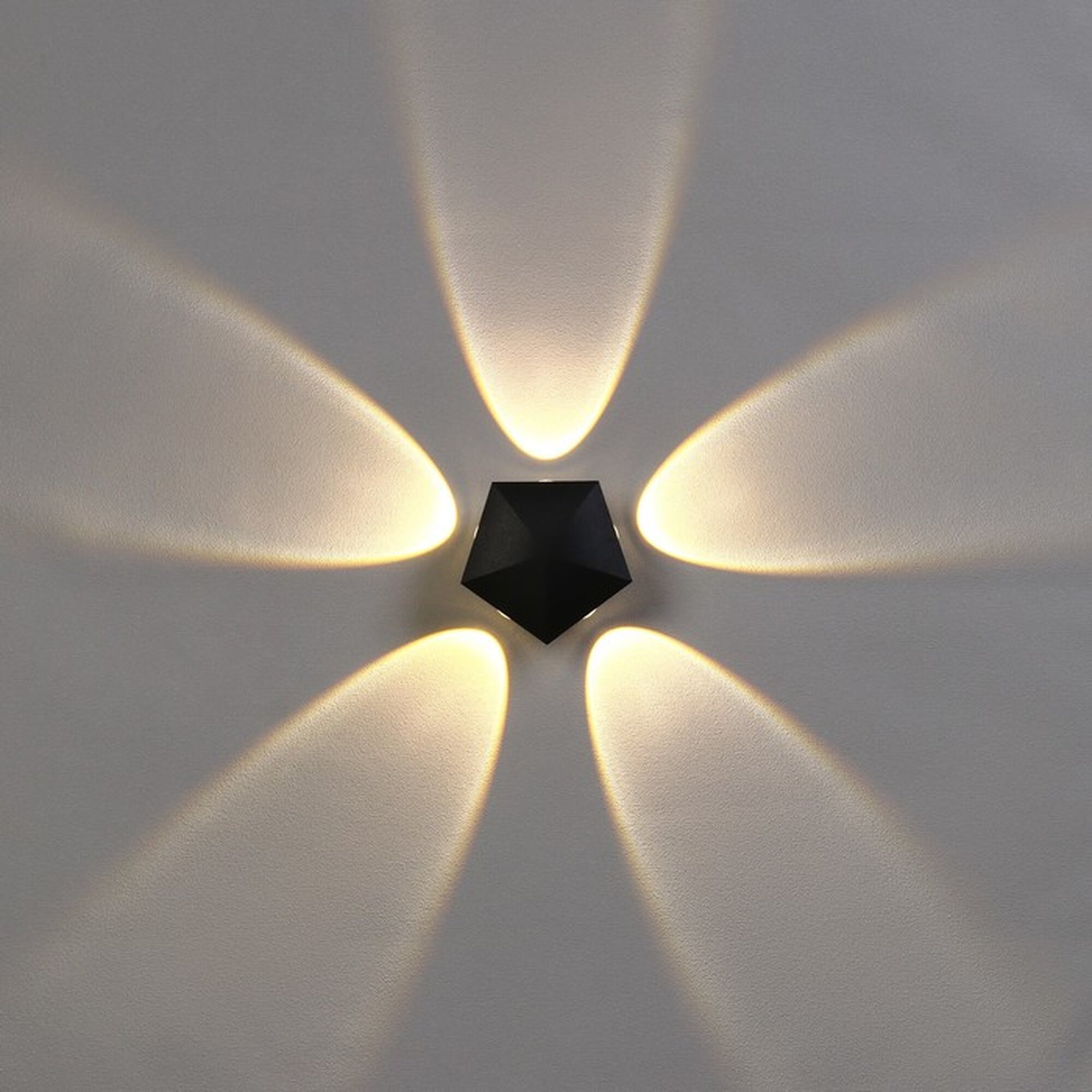 Светильник фасадный «Искра» 5 Вт 3000К 5 лучей IP65 220 В пластиковый корпус чёрный свечение тёплое белое