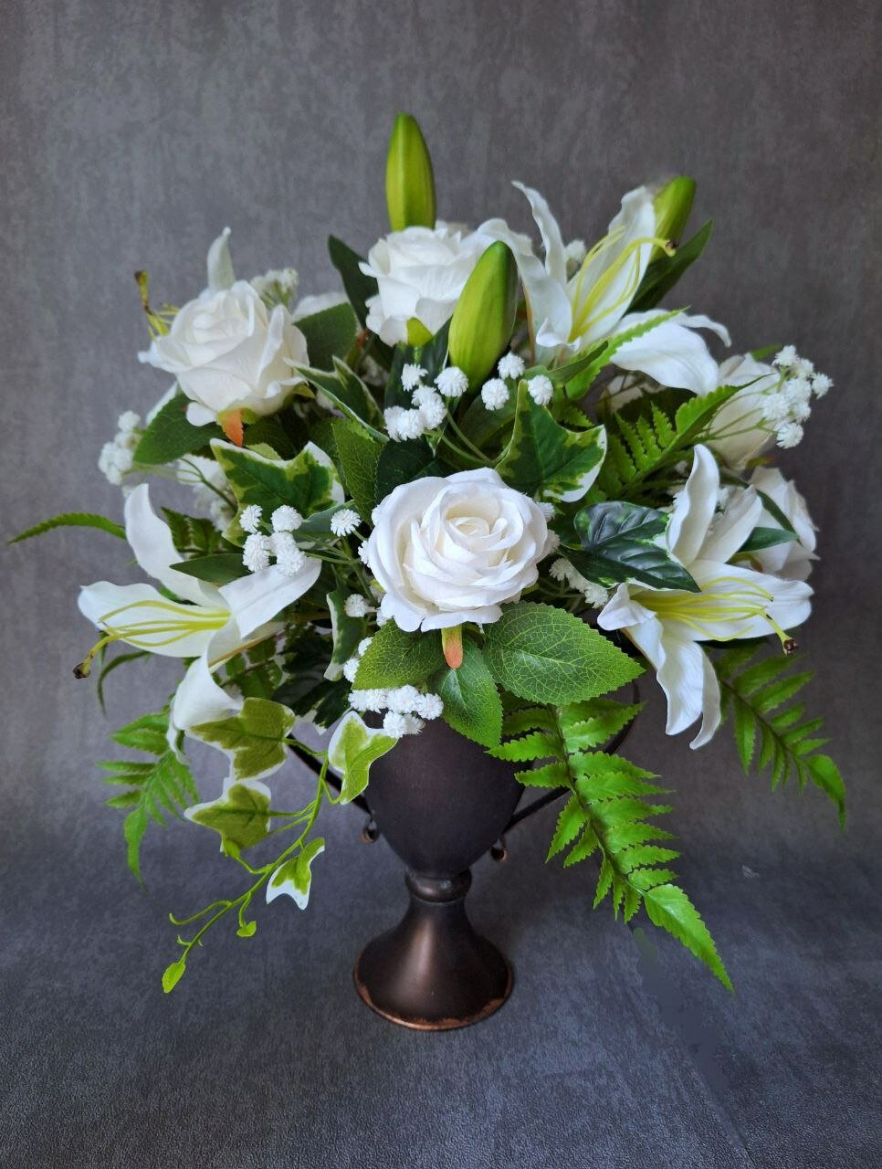 Траурный букет из искусственных цветов / Композиция из искусственных цветов на могилу