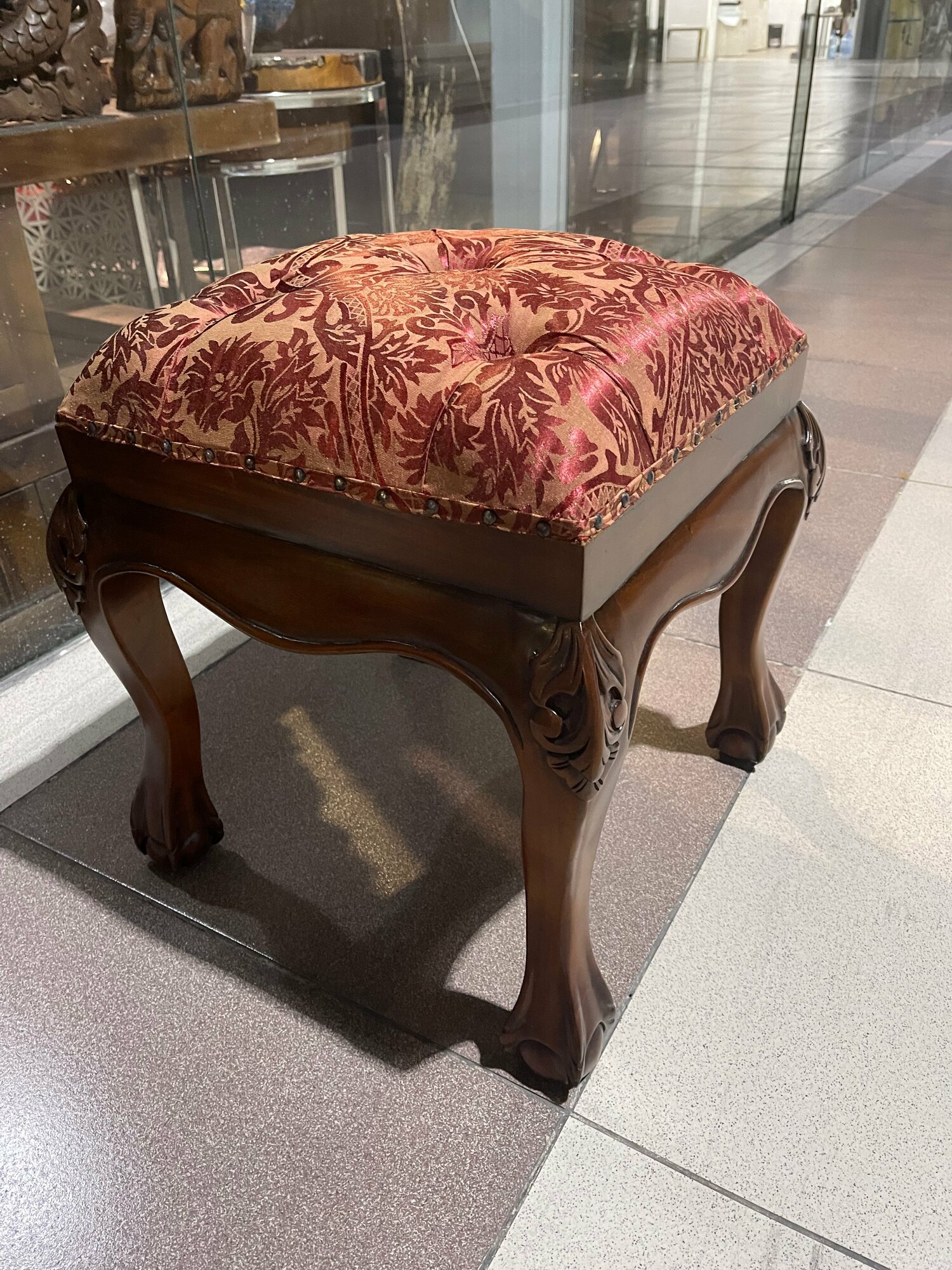 фото Пуф из красного дерева в стиле Chippendale