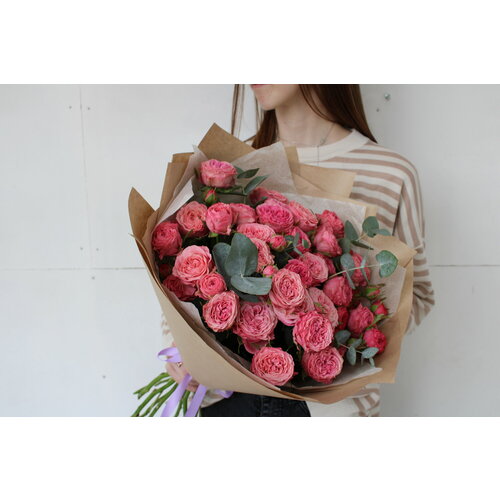 Букет кустовых пионовидных роз с эвкалиптом