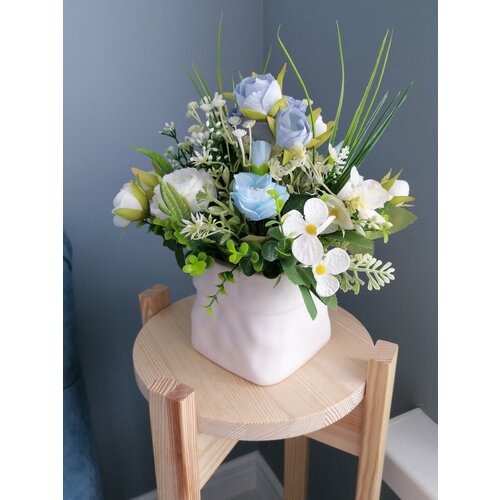 Композиция из искусственных цветов 