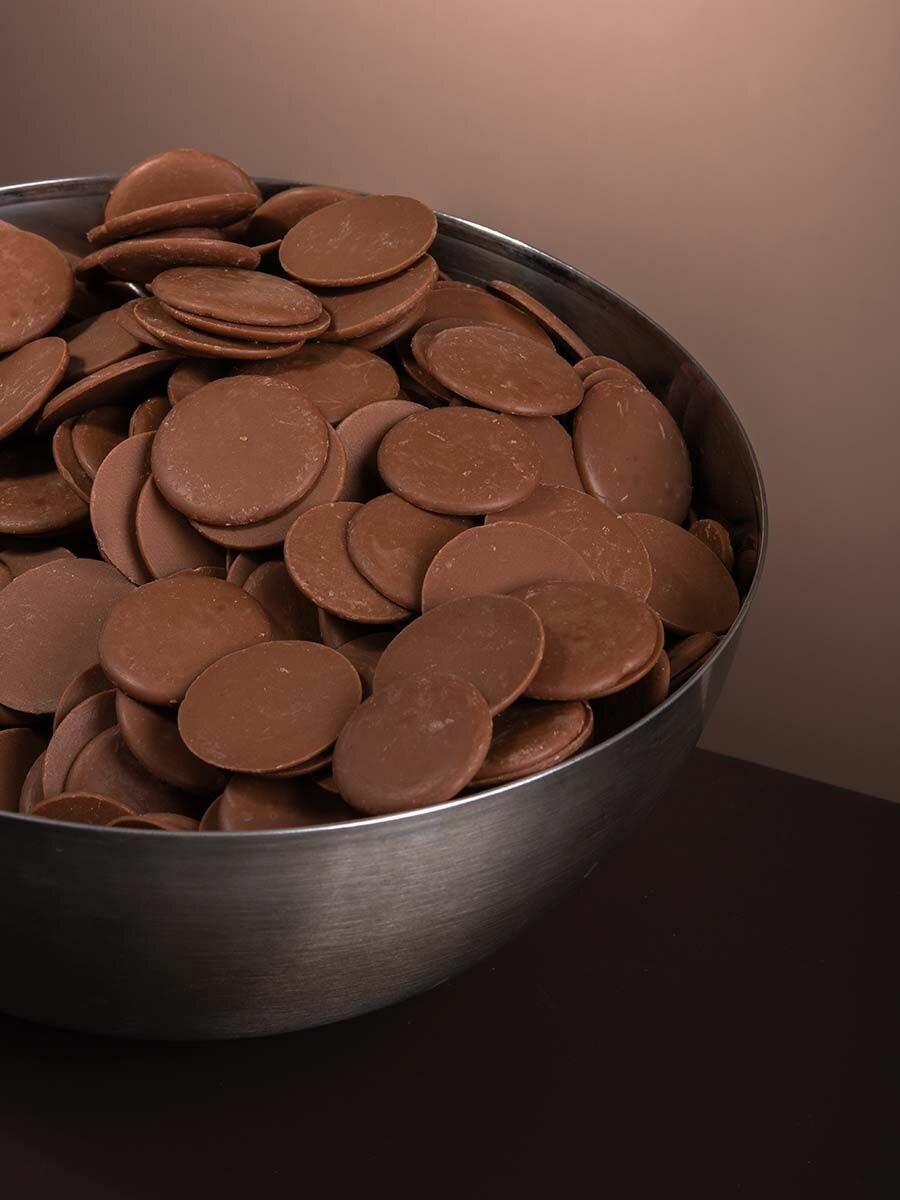 Шоколад кондитерский в каллетах набор белый и молочный шоколад 2 шт по 400 гр