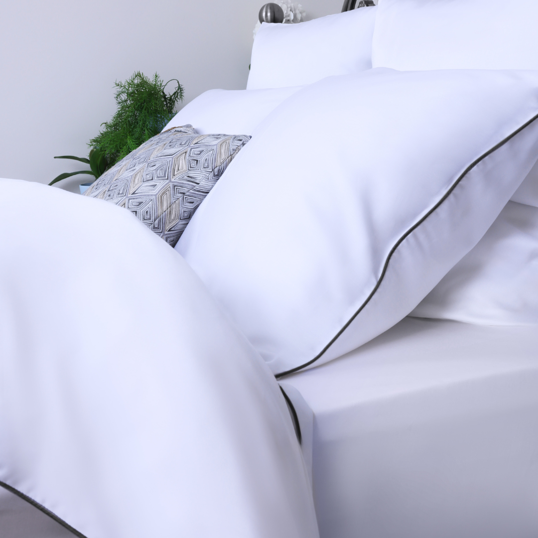 Комплект постельного белья из премиального тенселя, 1,5-спальный, в белом цвете с графитно-серым кантом от Mollen