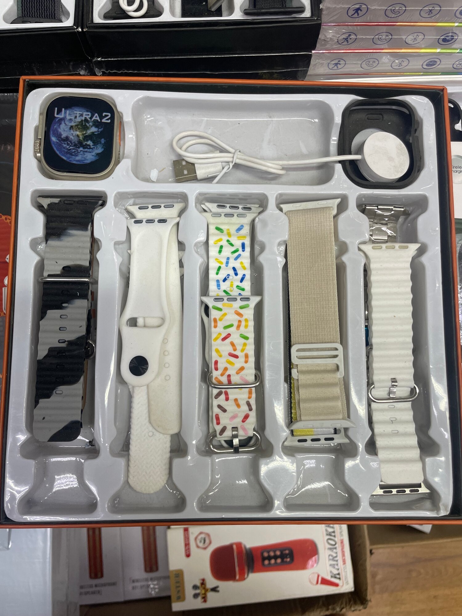 Смарт-часы, набор из трех предметов - смарт-часы, наушники, силиконовый чехол