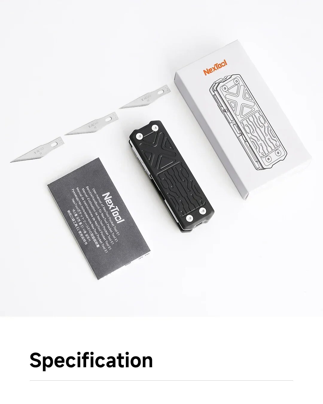 Курьер с брендированным конвертом передает посылку с инструментом покупателю