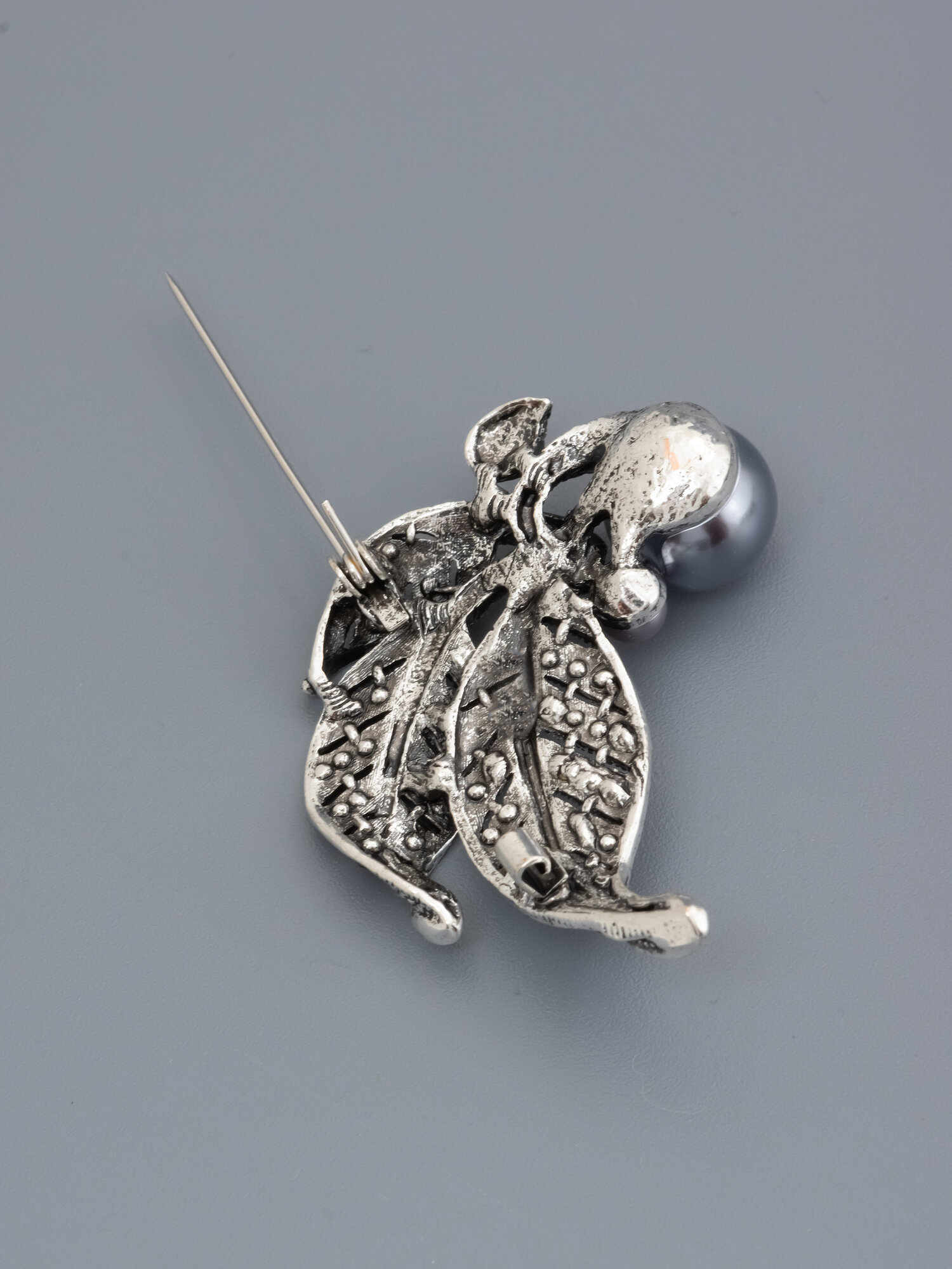 Брошь ЖемАрт, жемчуг имитация, кристалл, 1 шт., черный, серый — фото 1