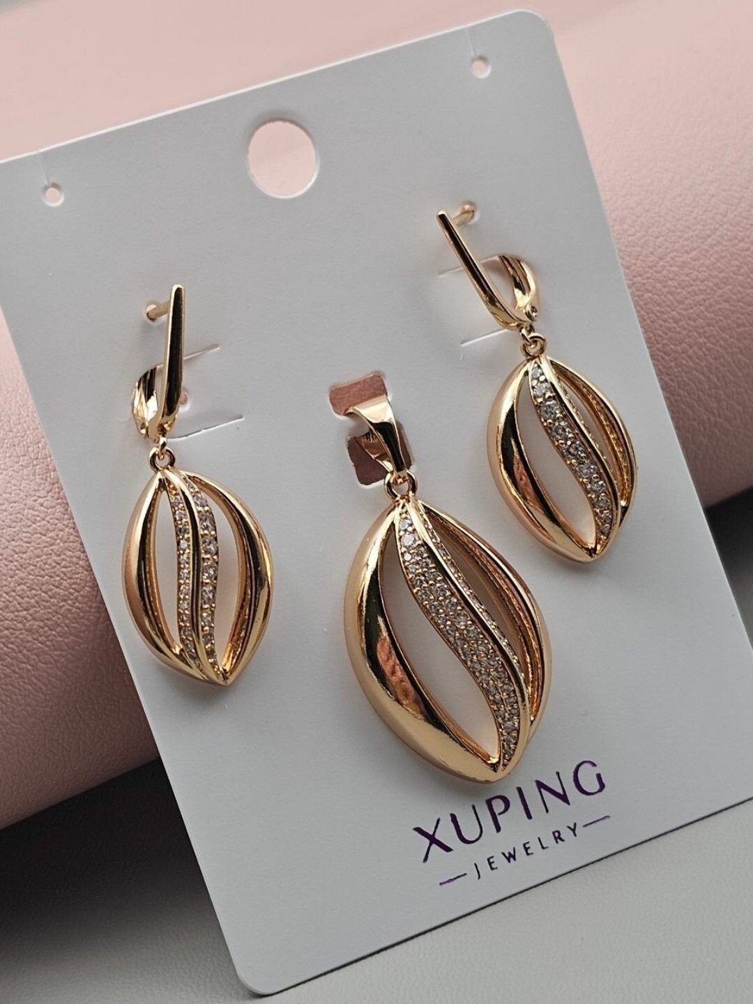 Комплект бижутерии: подвеска, серьги, фианит