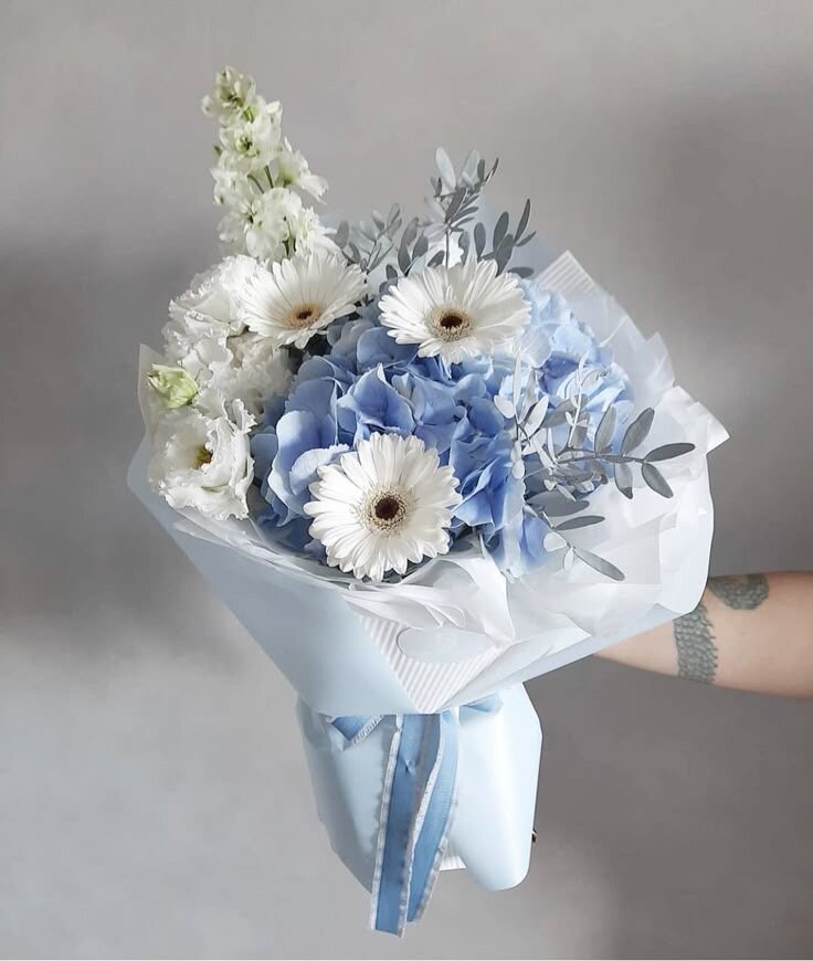 Авторский букет из голубой гортензии и белых гербер «Благоухание»