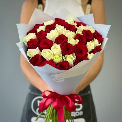 Букет из 41 красной и белой розы 50 см