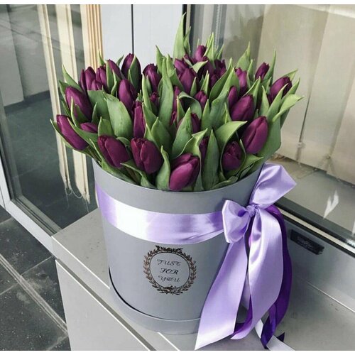 Тюльпаны фиолетовые 31шт / Цветы в коробке / Букет