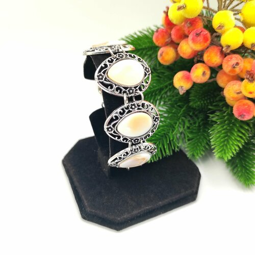 фото Жесткий браслет, искусственный камень, бежевый, серебряный нет бренда