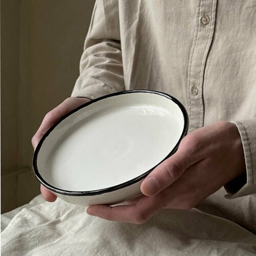 Тарелка с бортом в минималистичном стиле 1 шт